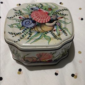 Vintage shell 🐚 print storage tin